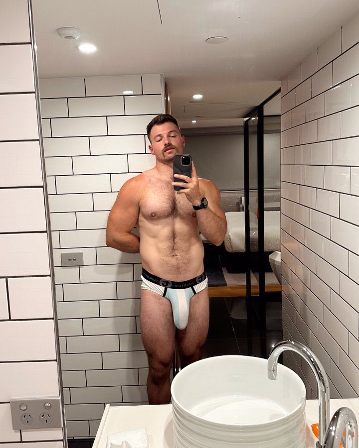 Retweet if you wanna feel that monster bulge 😍😈
