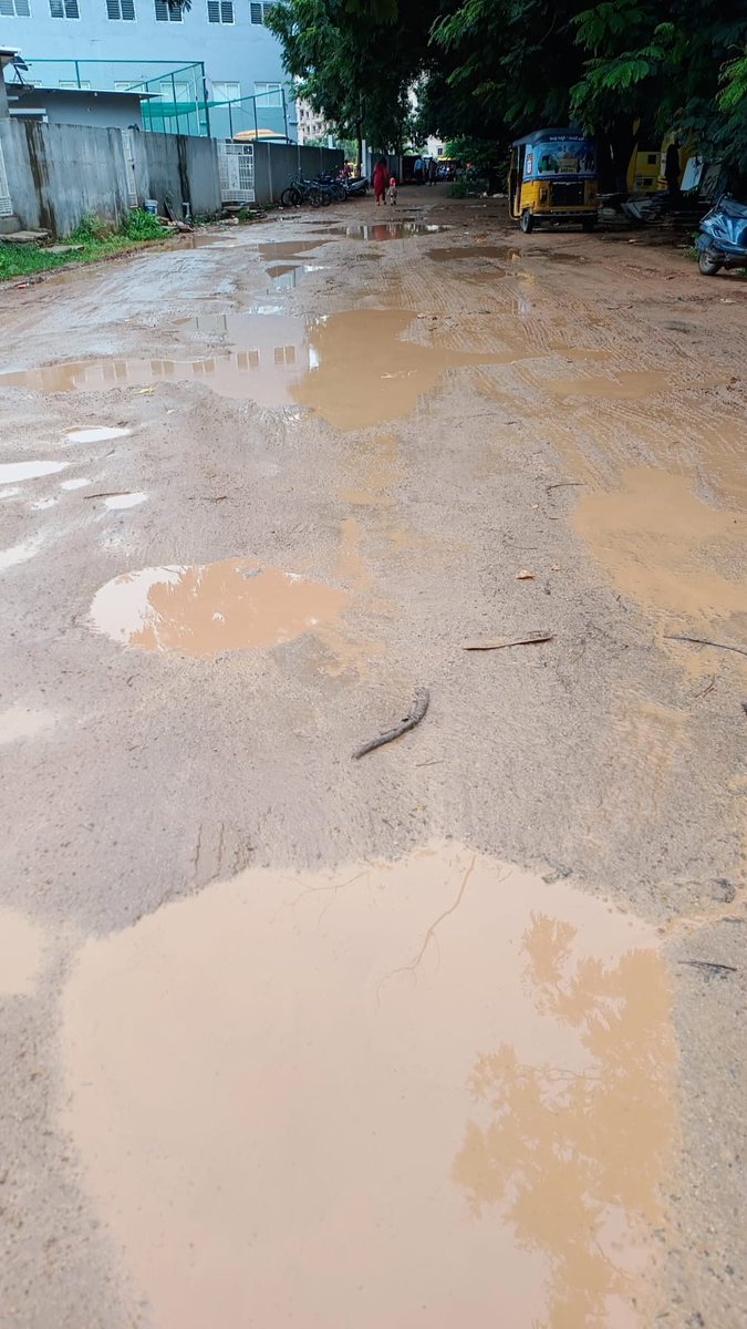 NallagandlaHuda's tweet photo. @GHMCOnline  @CommissionrGHMC   Amrapali garu, we the residents of Nallagandla HUDA layout are facing lot of trouble due to bad roads, this is the leading to @sadhanainfinity school used by thousands of students and parents. please approve roads on high commuting zones. @ZC_SLP https://t.co/b9DqZD7B33