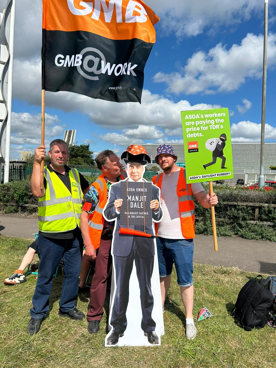 GMBLondonRegion's tweet photo. Our members at Asda Lowestoft have a clear message for @asda  Manjit Dale. 

Asda workers won't be ignored and they are not paying the price for TDR's debts. 

If you are using the store today or go past please support our members fighting for change to their pay, terms and conditions