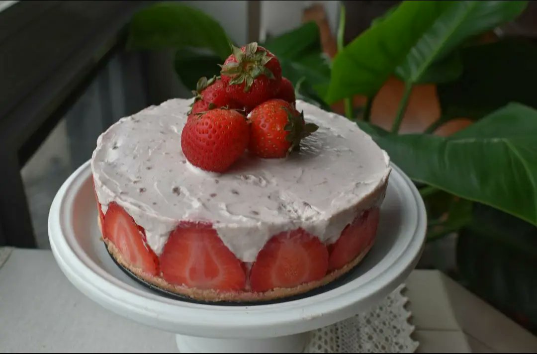 UVOBInstitute's tweet photo. *Fun Fact Friday*
Bananas🍌 Are Berries, but Strawberries🍇 Aren't: Botanically speaking, bananas are classified as berries, while strawberries are not! https://t.co/3vP8ltxLOT