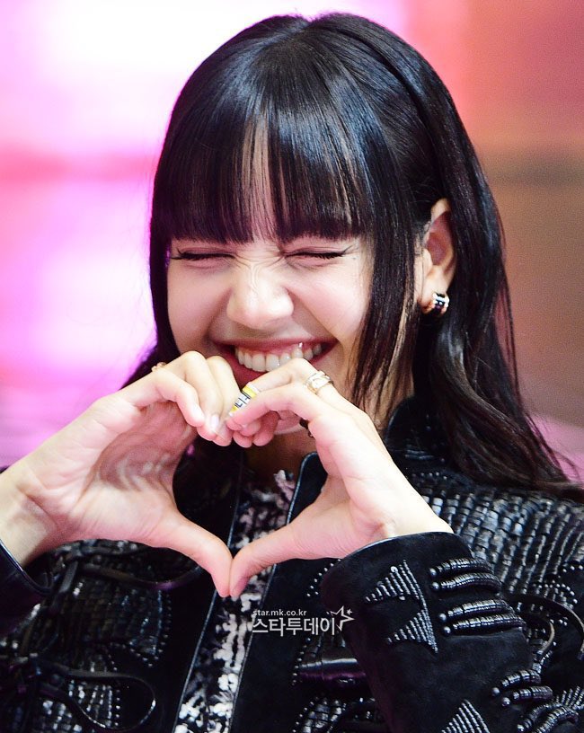 TeamLisaPH's tweet photo. Hearts from Lisa 🫶🏻

LISA AT PINK CARPET 
#8YearsWithLISA https://t.co/U7ZJO3Z6oh