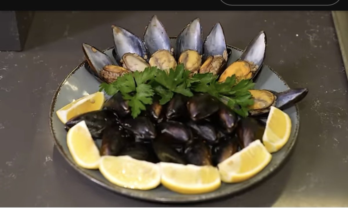 BİR BAŞARI ÖYKÜSÜ, MİDYE DOLMA♥️
Yıllardır, Avrupa’da çok sevilen “midye çorbası”ndan her yediğimde Türk mutfağının özgün lezzeti “midye dolması”nın yerel değer olarak kalıp dünyaya açılamamasına hayıflanırdım. Sonra Sarıyer kıyılarında depolanıp güneşin altında bekletilen