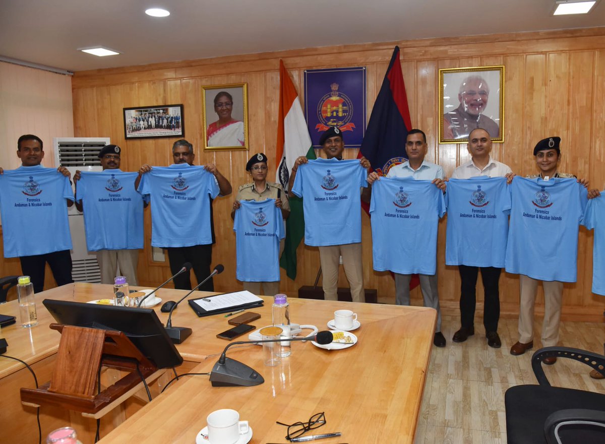 AndamanPolice's tweet photo. UNVEILING THE FUTURE OF FORENSIC SCIENCE!

Director General of Police, Shri Devesh Chandra Srivastva, IPS, launches the new logo for Forensic Science Laboratory, Andaman & Nicobar Islands and newly designed T-Shirts for Forensic Experts.

The sleek design embodies excellence, innovation, and a commitment to advancing forensic techniques.

A milestone for the lab, which has already made history as the first UT to implement e-forensics and go paperless!

New logo, new T-shirts, new chapter for FSL! 

#ForensicScience #AndamanNicobar #Police #Innovation

फोरेंसिक विज्ञान के भविष्य का अनावरण!

पुलिस महानिदेशक, श्री देवेश चंद्र श्रीवास्तव, आईपीएस, ने फोरेंसिक विज्ञान प्रयोगशाला, अंडमान और निकोबार द्वीप समूह के लिए नया लोगो और फोरेंसिक विशेषज्ञों के लिए नई डिज़ाइन की गई टी-शर्ट लॉन्च की।

सुंदर डिज़ाइन - उत्कृष्टता, नवाचार और फोरेंसिक तकनीकों को आगे बढ़ाने की प्रतिबद्धता को दर्शाता है।

लैब के लिए एक मील का पत्थर, जिसने पहले ही ई-फोरेंसिक को लागू करने और  पेपर रहित होने वाले पहले यूटी के रूप में इतिहास बनाया है!

नया लोगो, नई टी-शर्ट, FSL के लिए नया अध्याय! 

#फोरेंसिकसाइंस #अंडमाननिकोबारपुलिस
