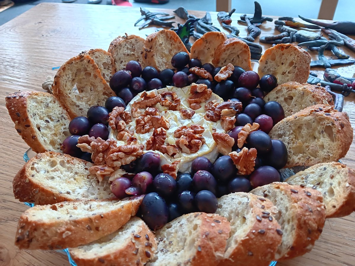 AnneFella's tweet image. Helping out my friend @irynafilonenko with X and being spoiled in the meantime 🥰 😋