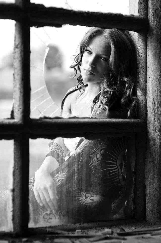 ***

İzi kalır…
       
       “zamansız gidişlerin…”

Gidenler 
gelmeyi unutur, kalanlar gülmeyi…!

**