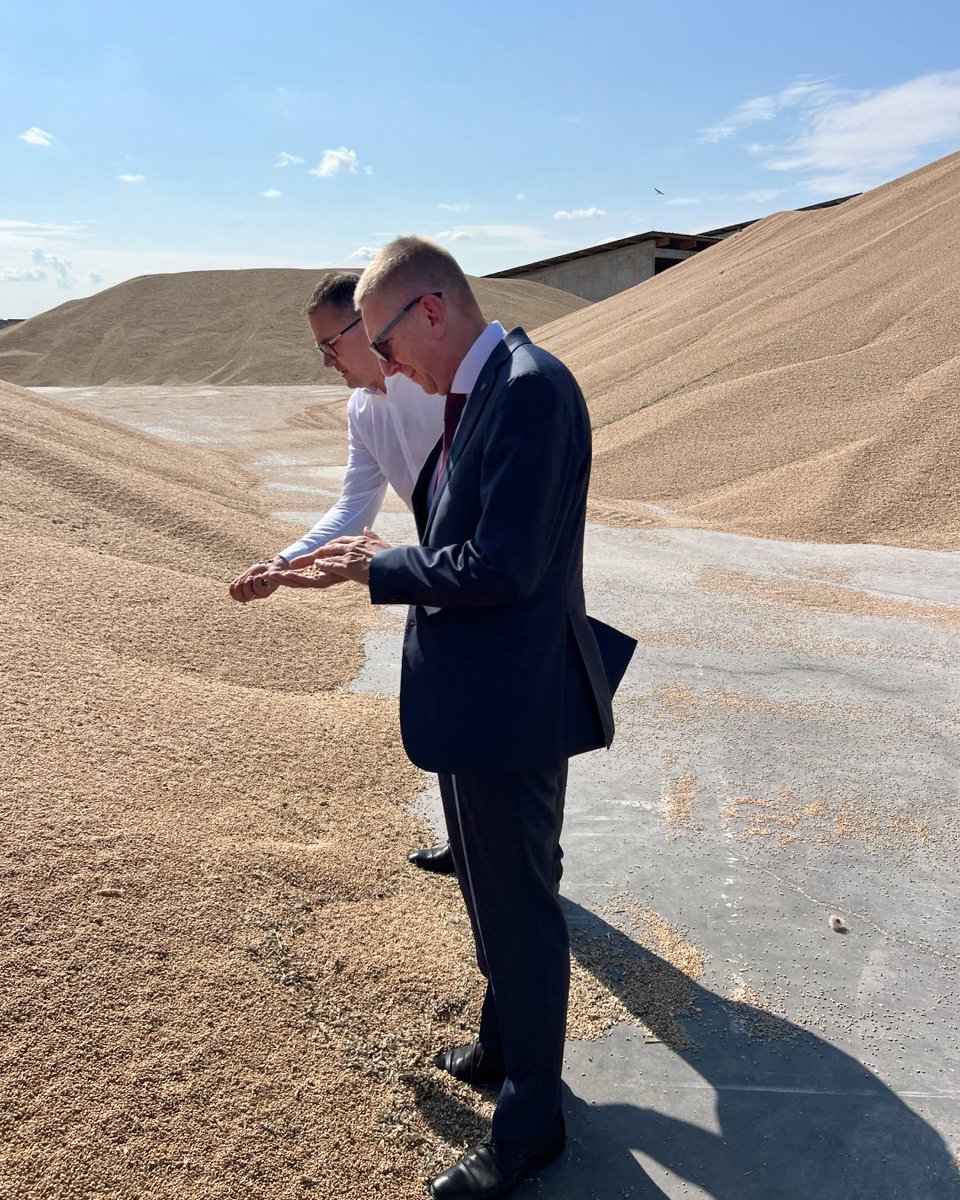 Šobrīd rit intensīva graudu pieņemšanas sezona, un varam apliecināt - graudu kvalitātes kontrole mums ir visaugstākajā līmenī. 🌾 Paldies, <a href="/edgarsrinkevics/">Edgars Rinkēvičs</a> - bija patiess gods un prieks Jūs uzņemt viesos!🤝