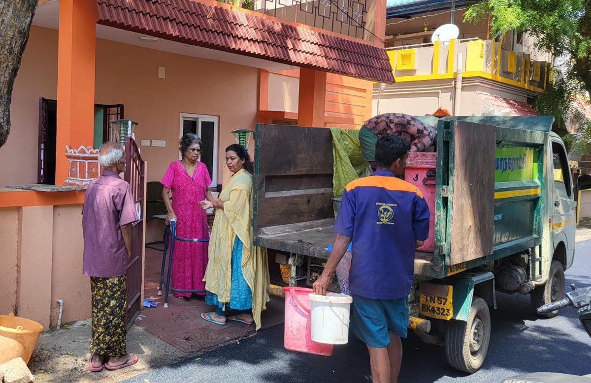 IndiraniVijayan's tweet photo. இன்று தூய்மை பணிபாளர்களுடன் எனது 3 ஆவது வார்டு R.M காலனி பகுதியில் திண்டுக்கல் மாநகராட்சி குப்பை தொட்டியில்லா மாநகராட்சி என்ற திட்டத்தின் கீழ் செயல்படுவதால் வீடுவீடாக சென்று மக்கும்/மக்கா குப்பைகளை தூய்மை பணியாளர்க்கு பிரித்து தரும்படி எடுத்துரைத்தேன்...
#KeepSurroundingsClean
#StayHealthy