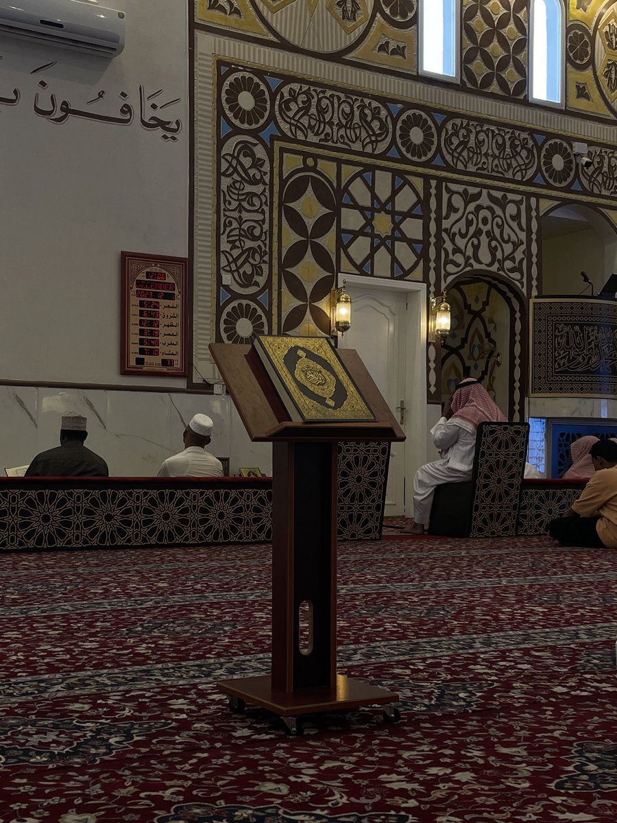 بعد صلاة الجمعة، ينبض القلب بالسكينة، وتشعر الروح بالسلام. اللهم اجعل هذا اليوم بداية لكل خير وبركة🤍🌿