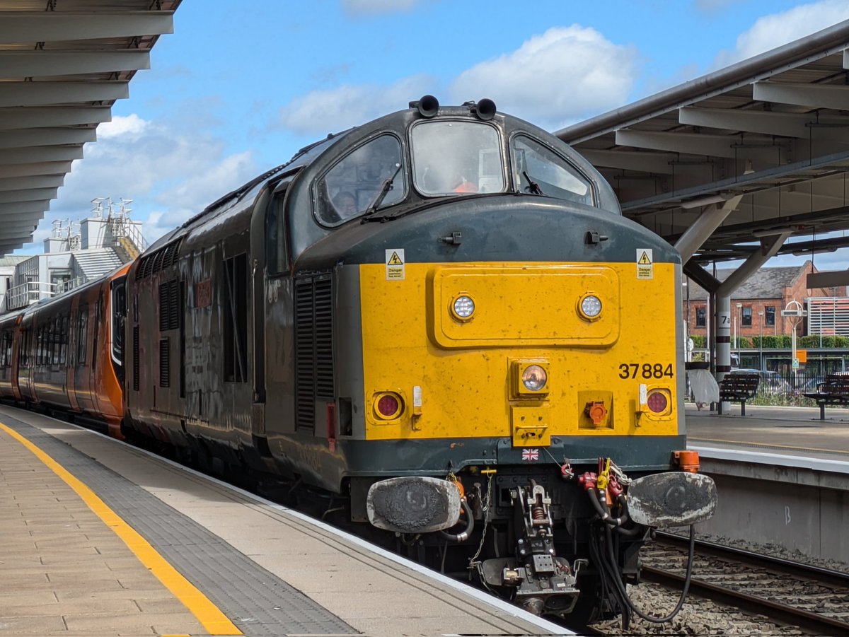 SteelCityDog_'s tweet photo. Three at once? Oh my! π
HNRC 37607, @RailOpsGroup 37884 "Cepheus" and @ColasRailUK 37116 all next to eachother at Derbados π₯π₯π₯ 607/116 on 1Q55, 884 dragging 730025 on 5Q58. #class37 #tractorfest #tractorseveryday https://t.co/kyky5lJWQN