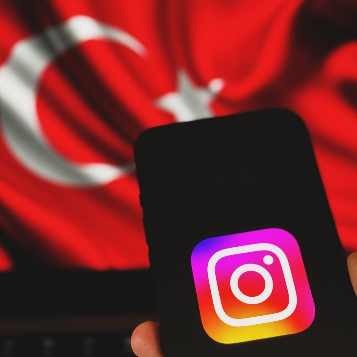 Human Rights Watch (HRW) açıklama yayınladı:

• Instagram'ın kapatılmasının öncesinde ve sonrasında resmi açıklama yapılmadı. Türkiye’deki milyonlarca kullanıcı kararın sebebinden 2 gün habersiz kaldı.

• Sosyal medya Türkiye’de medyaya yönelik büyük baskı varken insanların