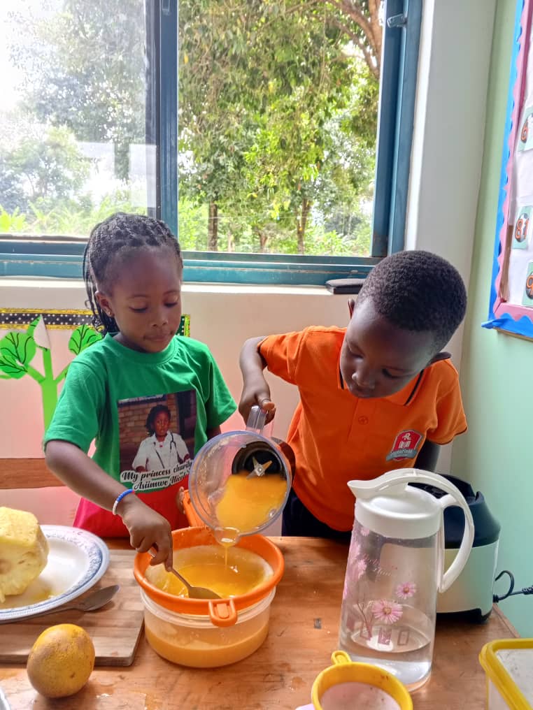 Rotafield_Sch's tweet photo. Learning to do it at an early age. 

Blending juice for others, service above self. 

#RotafieldSchools https://t.co/knElVtrwRG