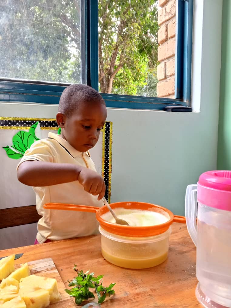 Rotafield_Sch's tweet photo. Learning to do it at an early age. 

Blending juice for others, service above self. 

#RotafieldSchools https://t.co/knElVtrwRG