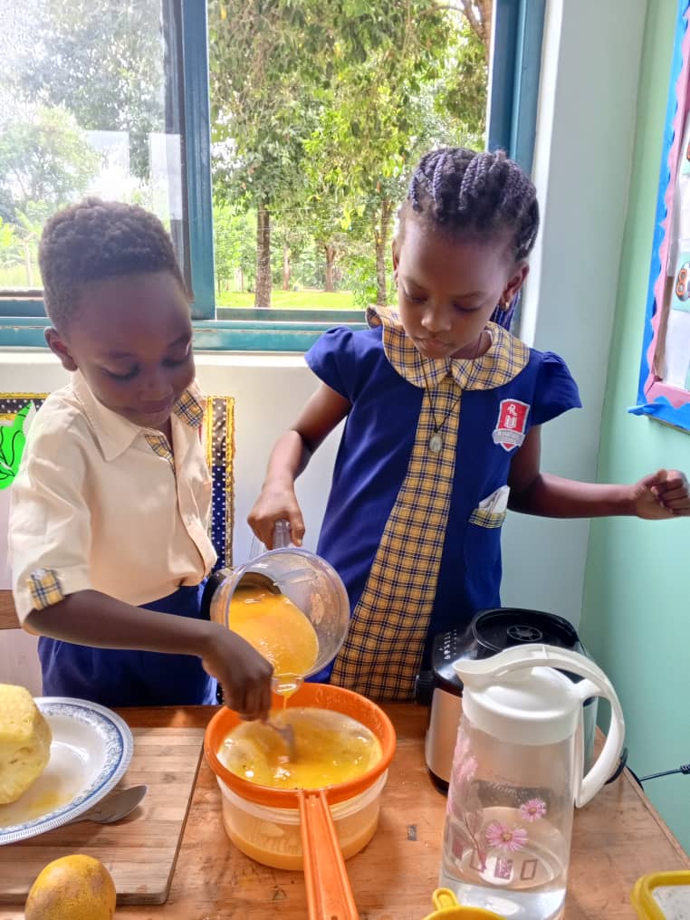 Rotafield_Sch's tweet photo. Learning to do it at an early age. 

Blending juice for others, service above self. 

#RotafieldSchools https://t.co/knElVtrwRG
