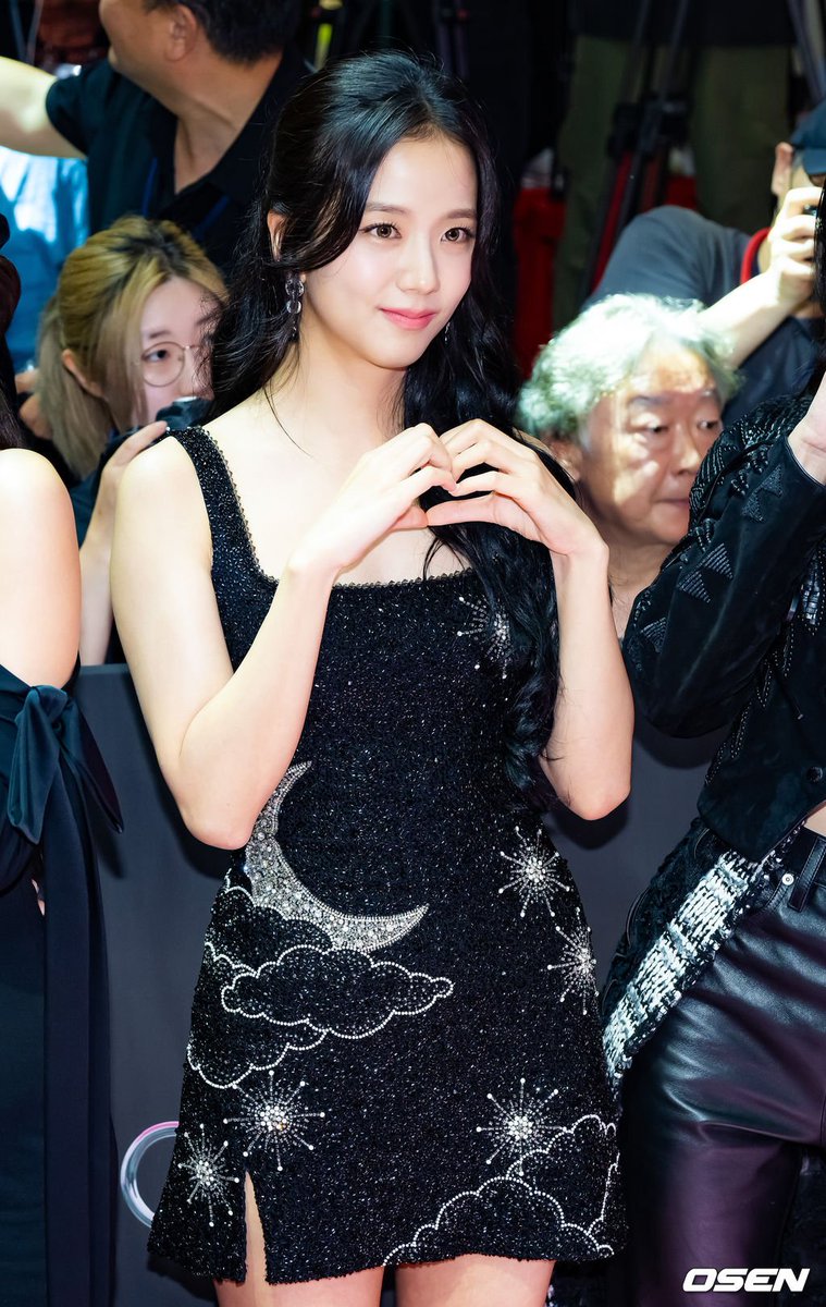 ForeverKimJisoo's tweet photo. #JISOO and Taylor Swift wearing the same outfit.🌙🌟 https://t.co/78mcXyd9mx