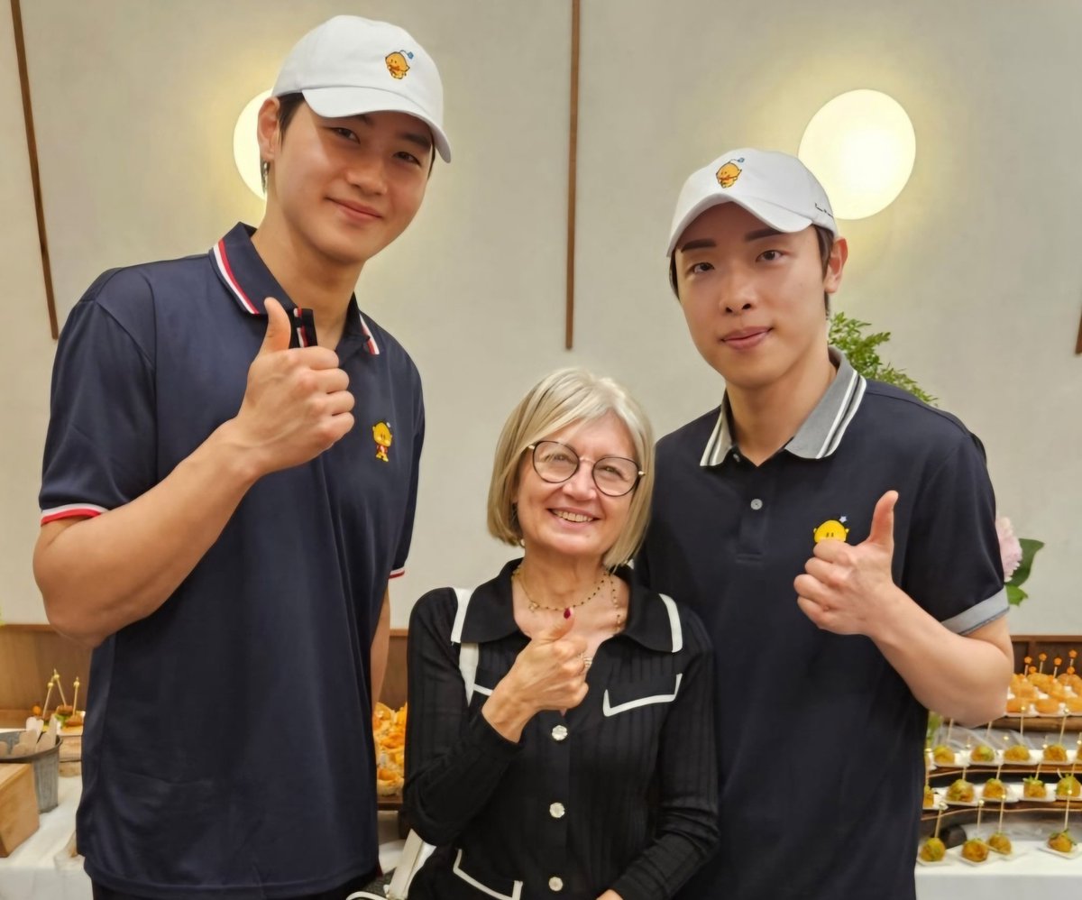 GattoEmilia1's tweet photo. With #Korean 🇰🇷 2024 sabre gold medalist #OhSangwook and team gold medalist #ParkSangwon.
대단해요! 축하해요!
💪🏻👏🎉 https://t.co/aWNiVA60ix
