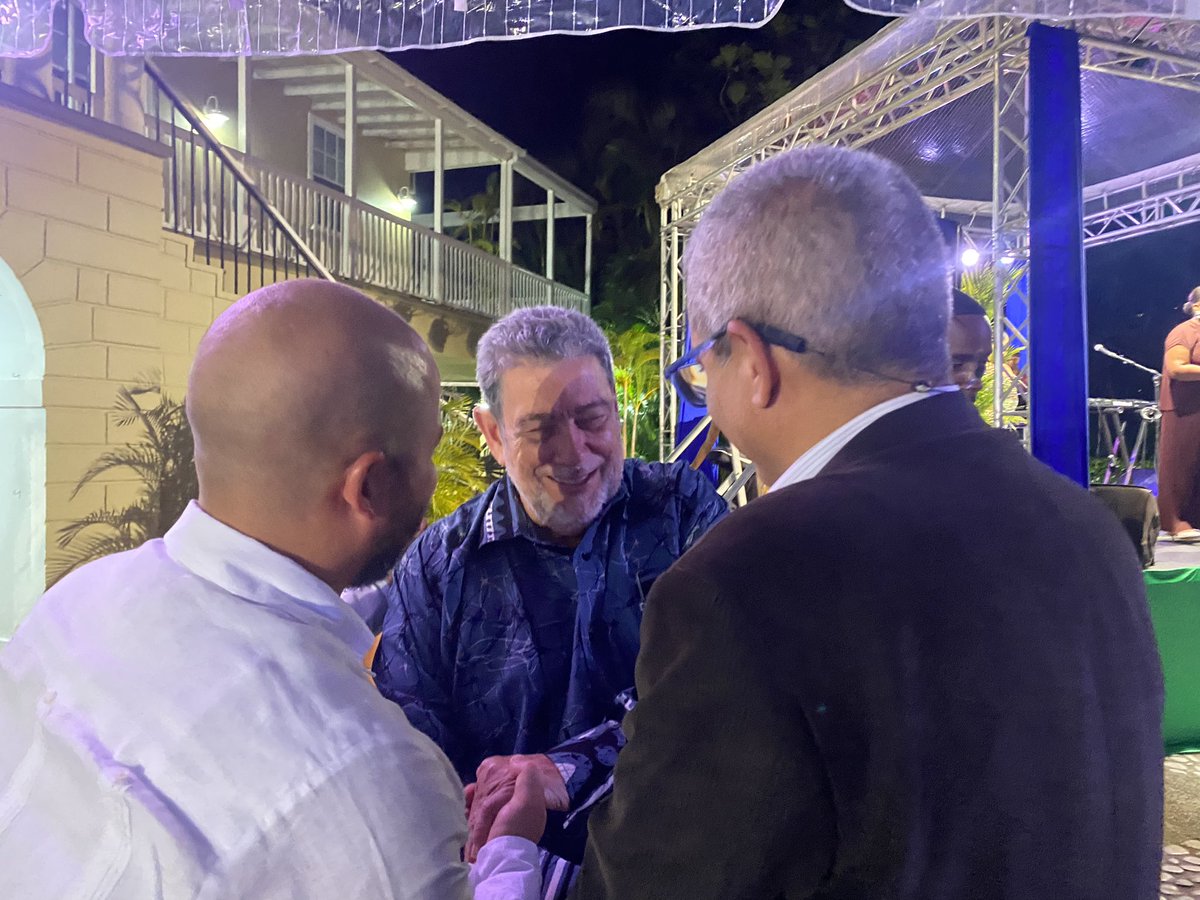 EmbStVincent_ve's tweet photo. La misión diplomática venezolana en San Vicente y las Granadinas @FPerezSantana asistió a la Ceremonia de clausura de la Cumbre de la Juventud organizada por el Consejo Asesor  del Primer Ministro sobre la Juventud. 
Durante la actividad el Primer Ministro de SVG, Ralph Gonsalves felicitó al Consejo y aseguró que es “desde su lanzamiento en octubre del 2023 han hecho un trabajo extraordinario los 230 miembros del Consejo… hoy podemos asegurar que es una institución increíble consolidada a un mayor nivel en SVG” destacó. @CancilleriaVE @yvangil @mofa_svg