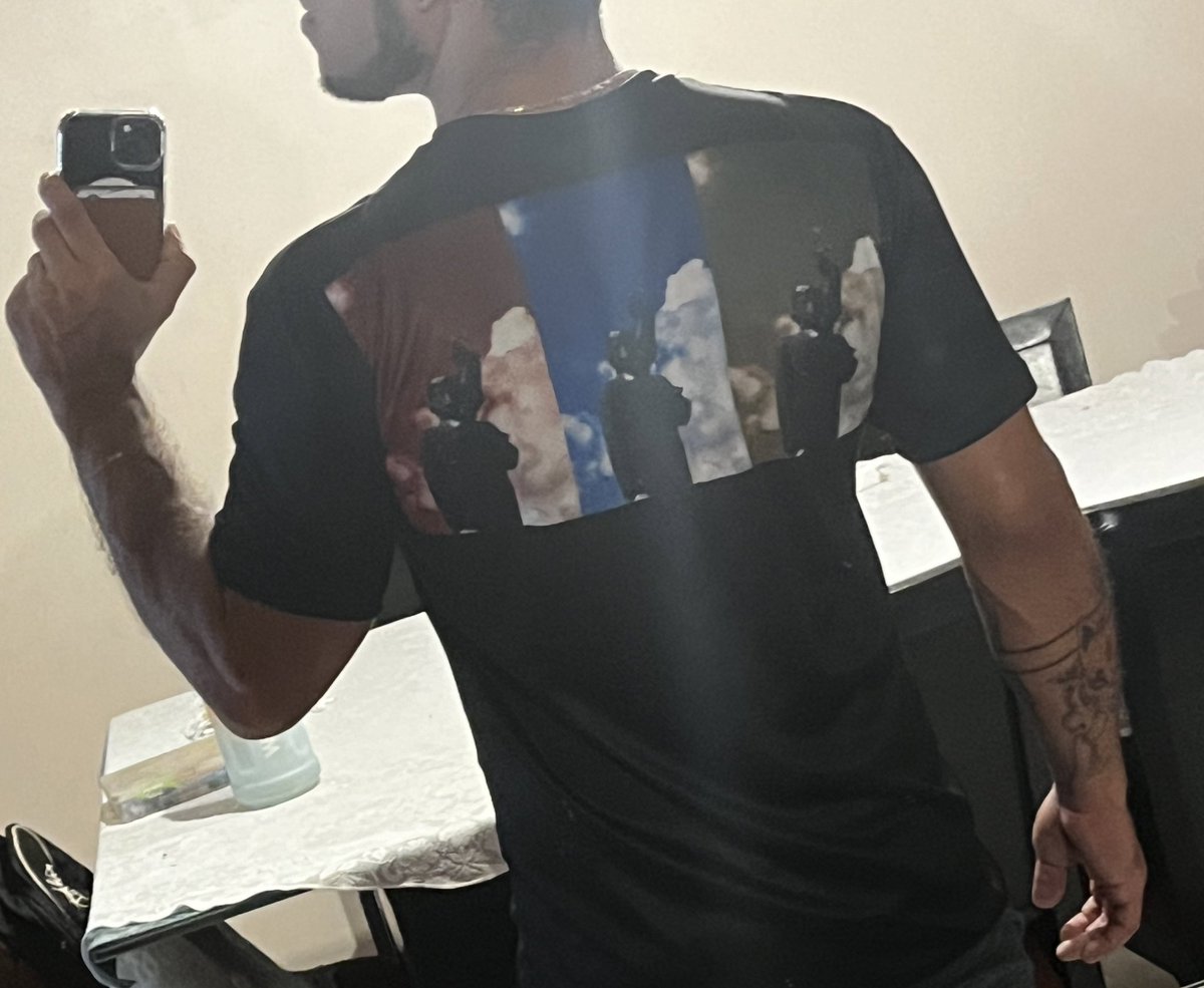 StrawSimp's tweet image. Estrenando camisa democrática