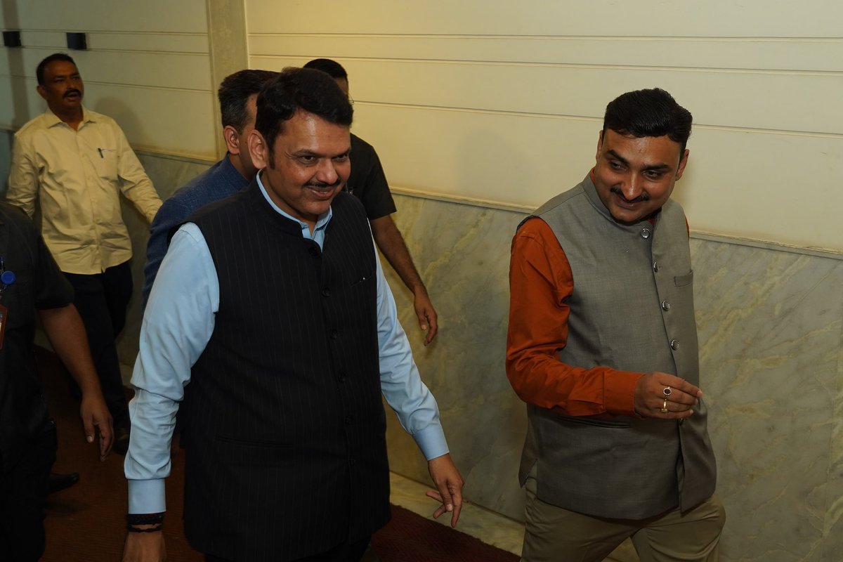 abhishekpandey2's tweet image. भारत एक्सप्रेस कांन्क्लेव की कुछ झलकियां.. 

शुक्रिया आप सभी का इतने व्यस्त समय में भी समय निकल कर पहुँचने के लिए... 

भारत एक्सप्रेस के CMD श्री उपेंद्र राय जी का भी बहुत बहुत धन्यवाद जिन्होंने मुझ पर इतना बड़ा कांन्क्लेव आयोजित करने के लिए विश्वास जताया 

#BharatExpress