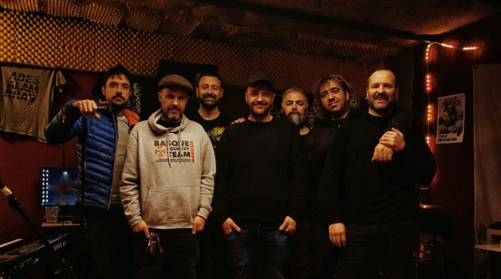 "Simplement fuemos un grupo de rock que decidiemos de fer servir a lengua aragonesa pa expresar-nos". Parolas de <a href="/Mallacanofizial/">Mallacán ofizial</a> debant d'a suya tornada a los escenarios: arainfo.org/mallacan-simpl…