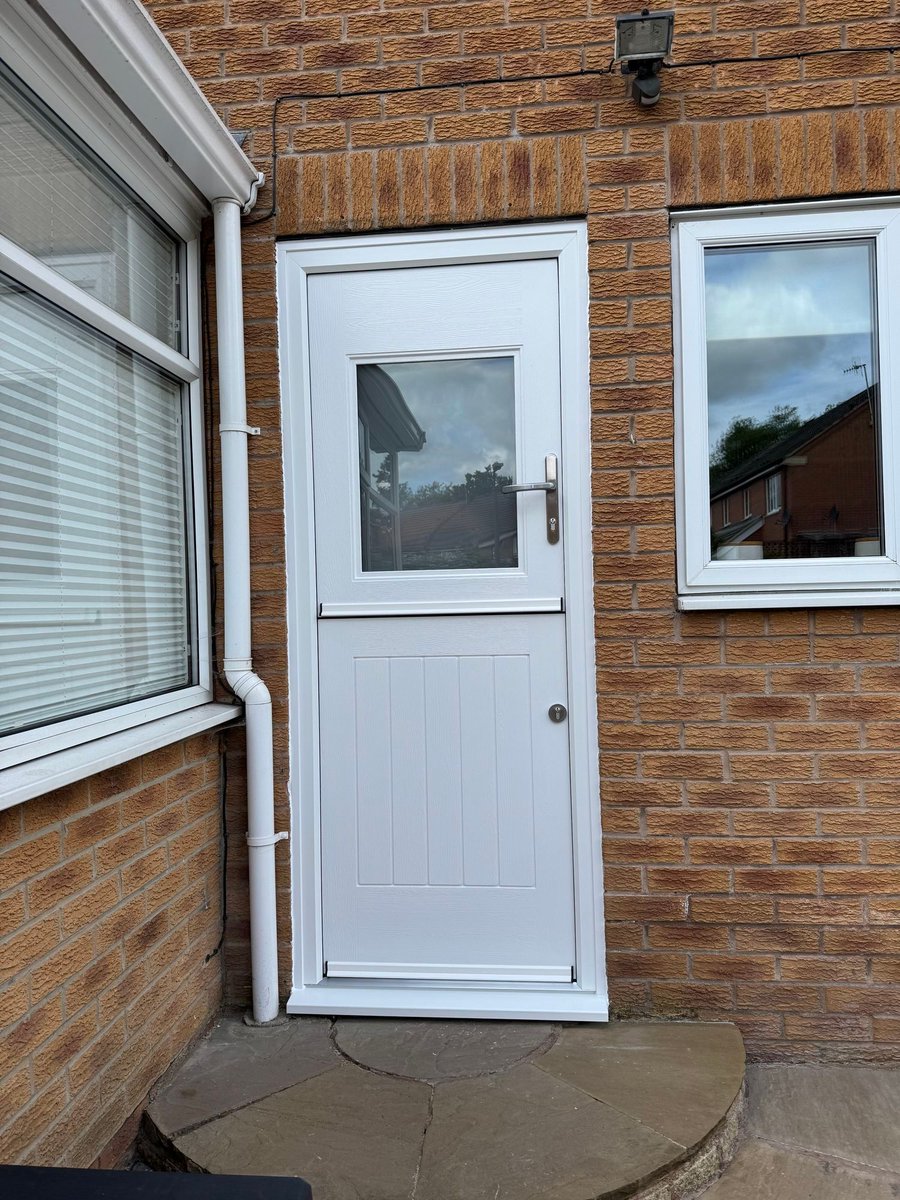 Verysecuredoors's tweet photo. Rockdoor Stable View Light supplied and fitted in #Derbyshire @rockdoorltd https://t.co/wGRfRJzT6x #rockdoors #rockdoor #compositedoor #compositedoors #backdoor #compositebackdoors #homeimprovement https://t.co/01Bz8ez92B