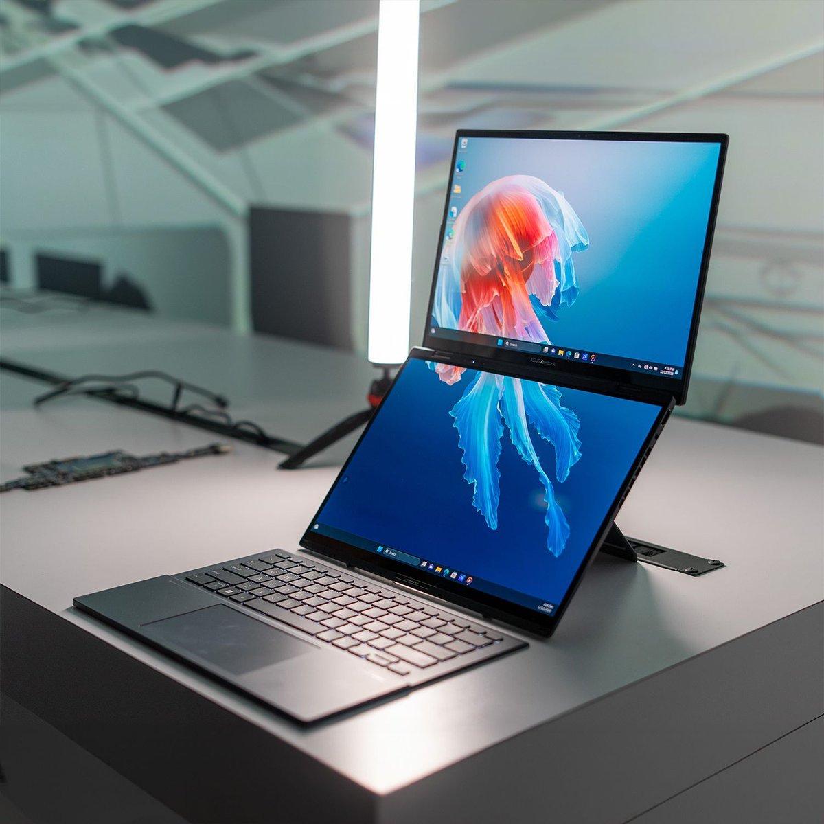 The Asus Zenbook Duo UX8406MA-PZ026W ⚡

The versatile dual-screen design feels like an on-the-go desktop, with a huge workspace in an ultra-portable form! 

👉 buff.ly/4dsF660