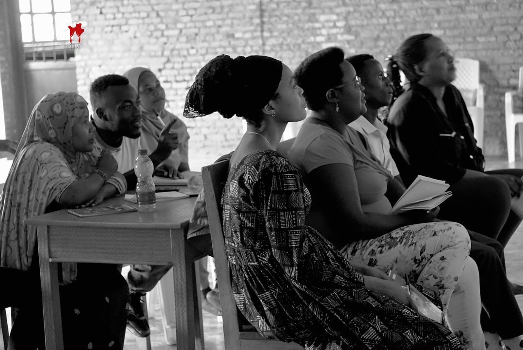 📖 La lecture d'une pièce en trois est l'exercice qui a marqué la formation d'hier. Claudia Munyengabe, formatrice en écriture dramatique, a guidé les comédiens de Ngozi dans l'art d'aborder cette lecture avec profondeur et précision.

#intarazirakina #théâtre #Ngozi #Burundi