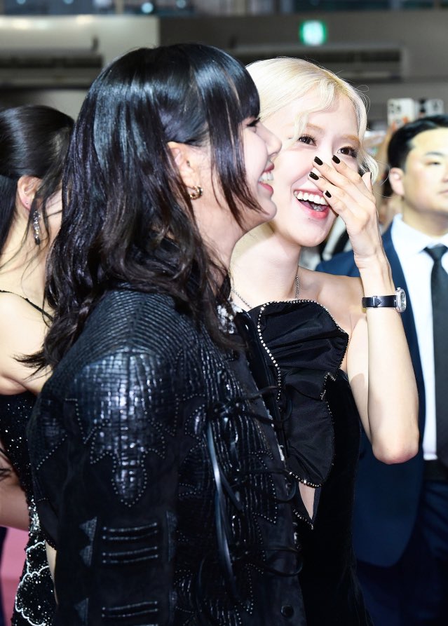 clssource's tweet photo. #LISA and #ROSÉ at @BLACKPINK’s [BORN PINK] in Cinemas PINK CARPET even 💗

#CHAELISA #로제 #리사 #BLACKPINK https://t.co/eYt5KlPHH3