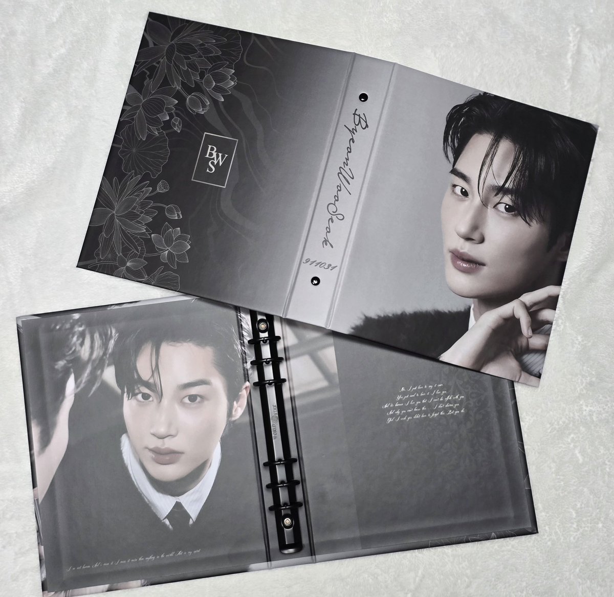 hada_bws's tweet photo. 제가 필요해서 만든건데 맘에 드실 분이 계실지 모르지만.. 처음으로 #RT이벤트 해볼께요!

💙 A5 사이즈 바인더 (2명)
화이트 ver. 1개 / 블랙 ver. 1개
💙 당발 : 8월 13일 저녁
💙 통통이 인증 필요하고 반택보낼 정보 주실 수 있는 분만 참여

#변우석 #ByeonWooSeok 

덕질하면서 굿즈 안만든다고 그렇게 다짐했는데..
변우석이 너무 이뻐서 헛소리가 되어버린..
현생이 조금만 덜 바빠도 이거저거 만들고 노는 자급자족 통통이입니다.
거의 혼자 놀고있는데 같이 우석앓이 해주실 분이 생기면 좋겠네요! 이벤트 관심 가져주세요 👉👈