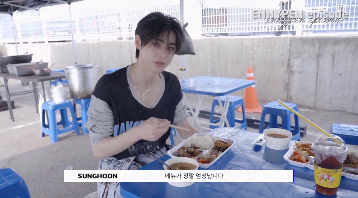 nunidkitkat's tweet photo. นึกว่าซองฮุนกินข้าวขาหมู กับส้มตำป้าติ๋มหน้าปากซอยบริษัท https://t.co/zMexKabf2s