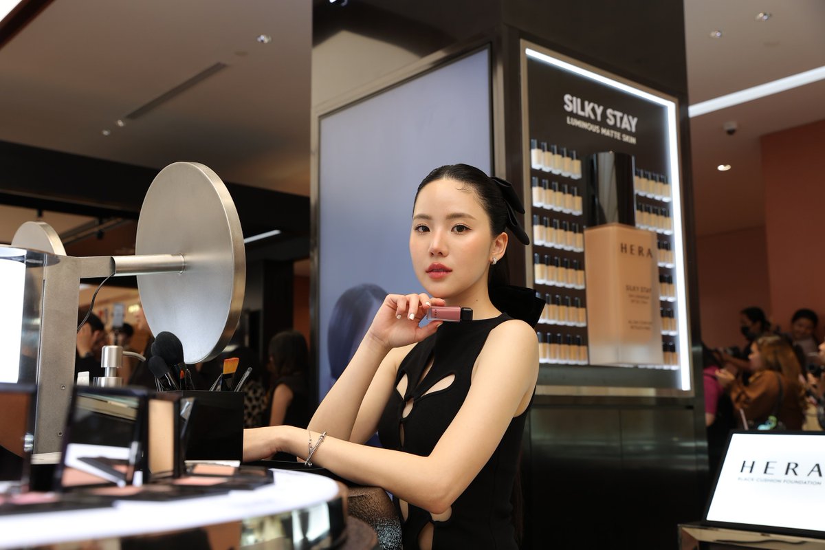 dailyscoopsnews's tweet photo. “HERA” แบรนด์เครื่องสำอางลักซ์ชัวรี่ เปิดช็อปใหม่ใจกลางกรุงเทพฯ ครั้งแรก
ส่งต่อความงามเหนือระดับจากกรุงโซล

🍦💕: https://t.co/g2LvzhkwfI

#HERA #HERAisComing #HERAThailand #HERABlackCushionFoundation #HERASensualPowderMatte https://t.co/vfL1xLUb0w