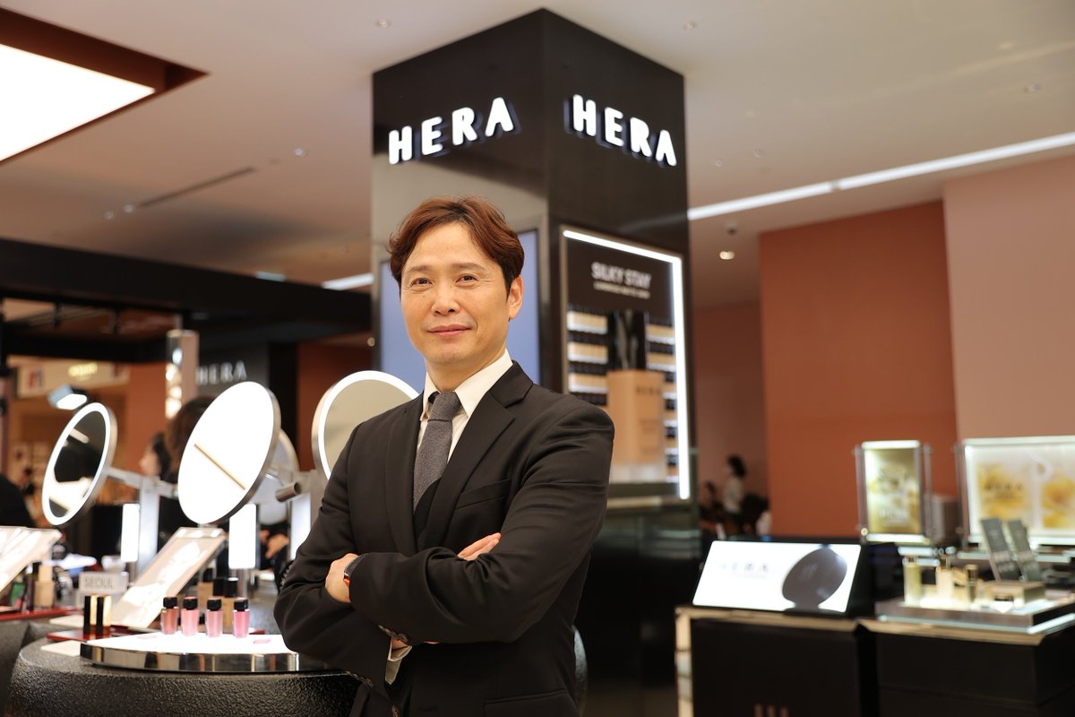 dailyscoopsnews's tweet photo. “HERA” แบรนด์เครื่องสำอางลักซ์ชัวรี่ เปิดช็อปใหม่ใจกลางกรุงเทพฯ ครั้งแรก
ส่งต่อความงามเหนือระดับจากกรุงโซล

🍦💕: https://t.co/g2LvzhkwfI

#HERA #HERAisComing #HERAThailand #HERABlackCushionFoundation #HERASensualPowderMatte https://t.co/vfL1xLUb0w