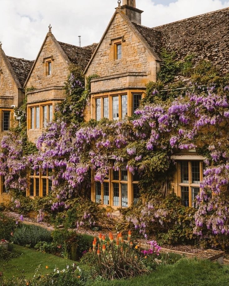 regencyspirit's tweet photo. Tell us which house you prefer 🩷 https://t.co/YjS2rnjzRc