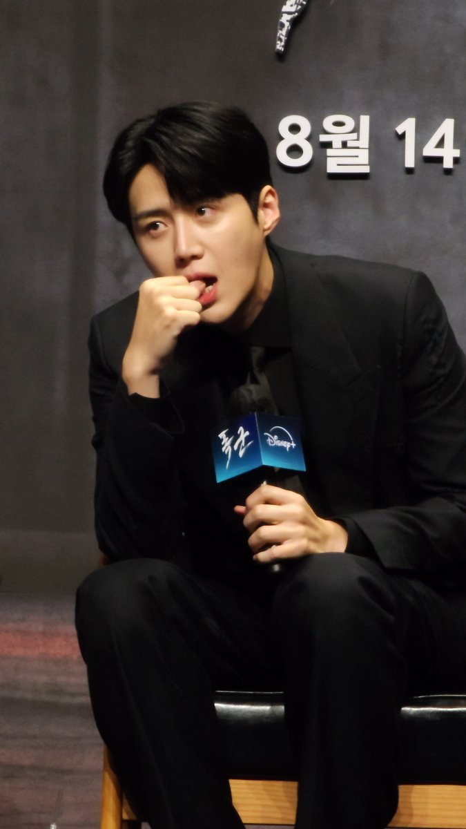 with___SH's tweet photo. 누가 집중한 얼굴이 이케 잘생겼지요? https://t.co/zyOhi0Wwzj