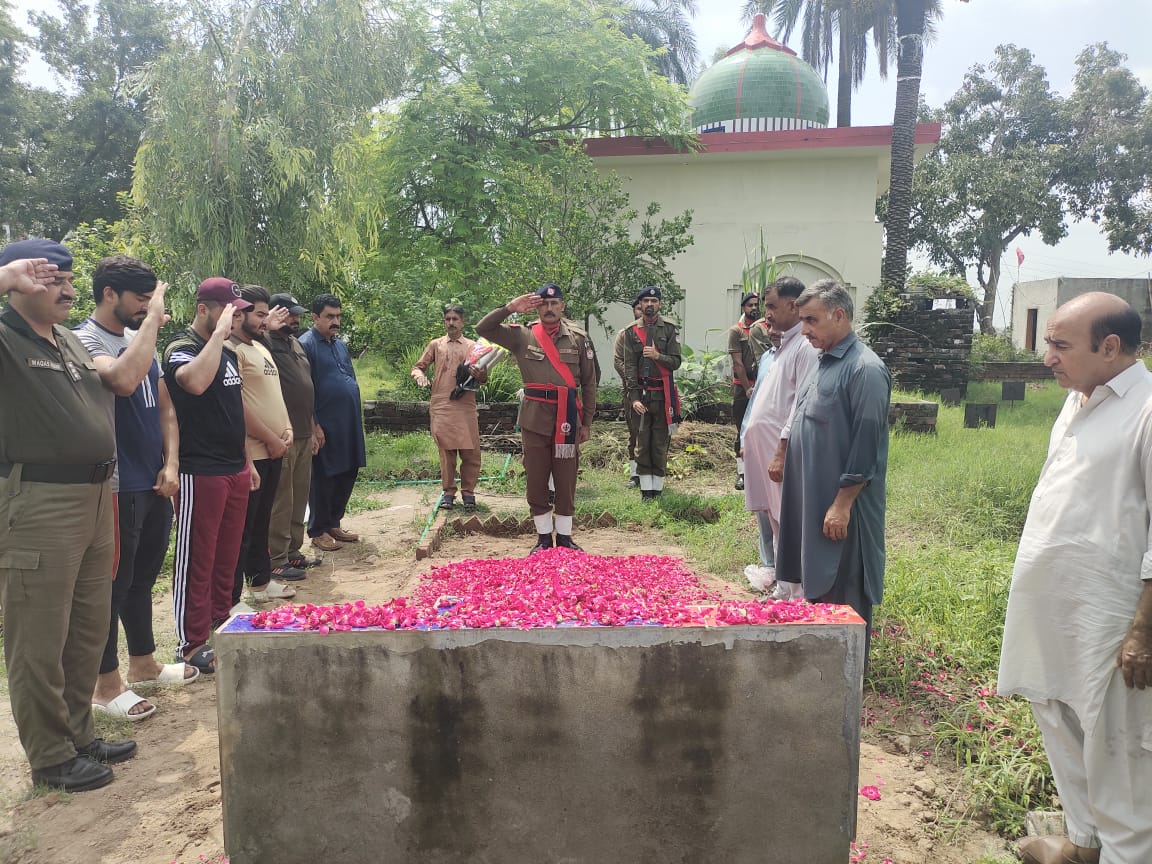 DpoSialkot's tweet photo. سیالکوٹ پولیس کابہادر سپوت کانسٹیبل عنصر جاوید سال 2019میں شہریوں کے جان و مال کی حفاظت کرتے ہوئے ملزمان کی فائرنگ کی زد میں آ کر جام شہادت نوش کر گئے.
#Sialkot #SialkotPolice#DPOSialkot #martyrs #martyrsofpolice #Shuhda https://t.co/GfFltX2Kiz