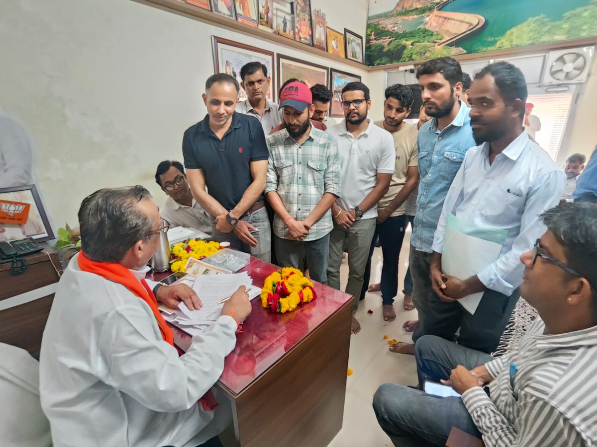 आज सुमेरपुर पाली ब्लॉक ke computer अनुदेशको ने कैबिनेट मंत्री श्री जोराराम जी से मिलकर उन्हें ज्ञापन दिया एवं उनसे हमारी समस्याओ से अवगत करवाया 
उन्होंने आश्वास्त किया कि  हमारी मांगो को शिक्षा मंत्री <a href="/madandilawar/">Madan Dilawar</a> जी तक पहुचायेंगे एवं विधानसभा मे मुद्दा उठाने ka वादा किया🙏🏼