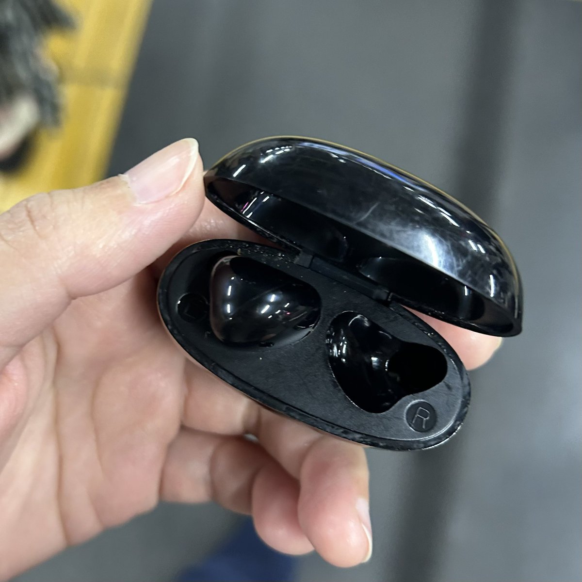 RYOBOOKMARK's tweet photo. 🚃🦜拡散希望🦜🚃
2024.08.09
JR山手線  大崎行き
5号車前方の優先席座席
20:15 五反田駅下車(わたしが)

Bluetoothイヤホン拾いました！
五反田駅の窓口に届けてます！

イヤホンって無くすとテンション下がるよね。
持ち主の元に帰れますように🙏✨

#落とし物 #山手線 #Bluetoothイヤホン #イヤホン https://t.co/ZTUZpZVPwy