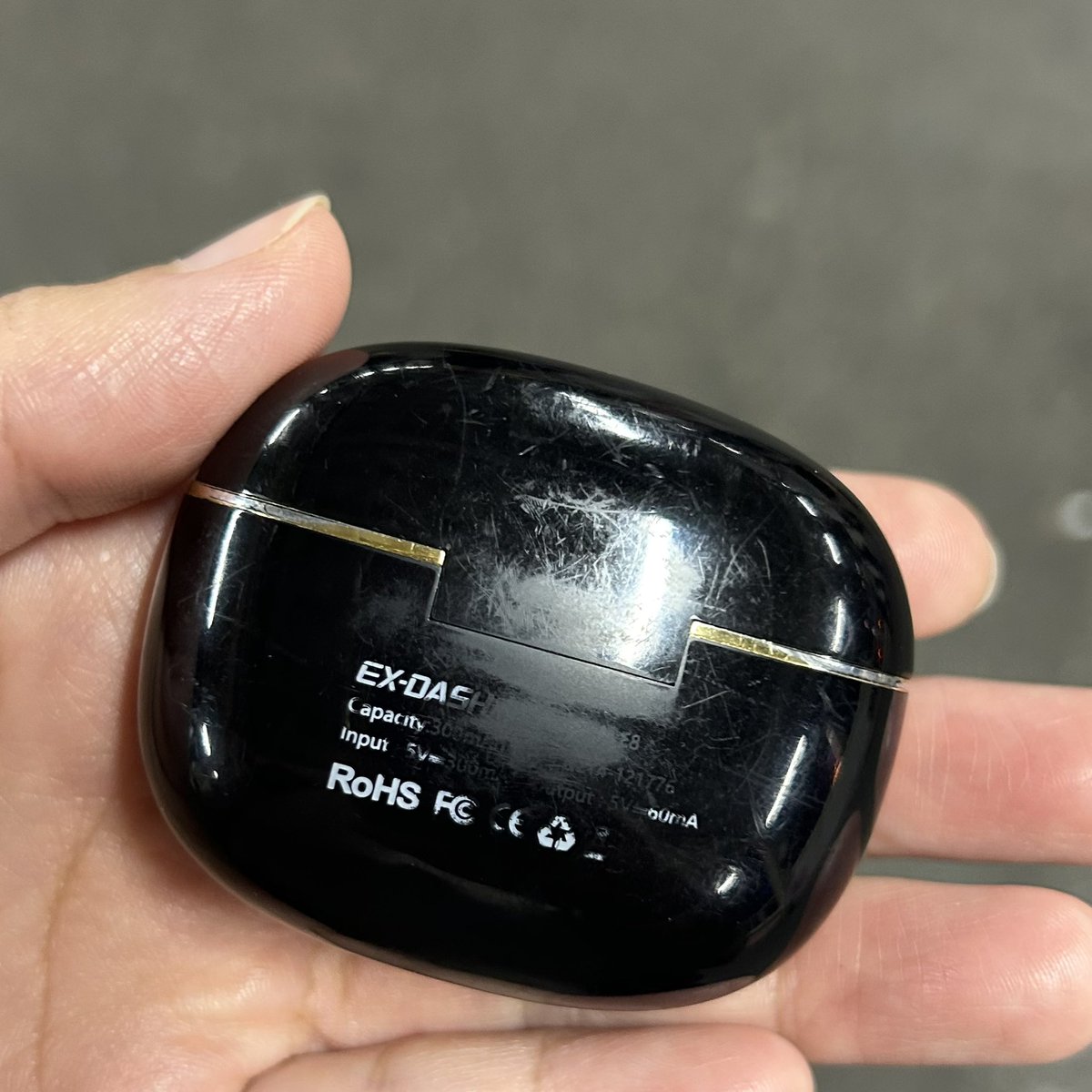 RYOBOOKMARK's tweet photo. 🚃🦜拡散希望🦜🚃
2024.08.09
JR山手線  大崎行き
5号車前方の優先席座席
20:15 五反田駅下車(わたしが)

Bluetoothイヤホン拾いました！
五反田駅の窓口に届けてます！

イヤホンって無くすとテンション下がるよね。
持ち主の元に帰れますように🙏✨

#落とし物 #山手線 #Bluetoothイヤホン #イヤホン https://t.co/ZTUZpZVPwy
