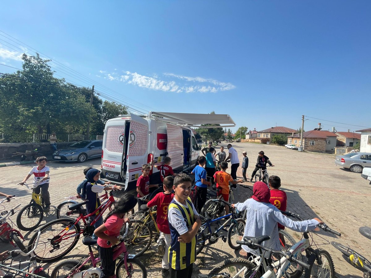 Bisiklet tamircisi olmayan mahallelerimizde çocuklarımızın bisiklet bakımlarını yapmak için yola çıktık. 

Bisiklet yolları, bisiklet tramvayı, bisiklet tamir istasyonlarından sonra yeni uygulamamız bisiklet şehri Konya’mız ve bisikletine bakım yapılan çocuklarımız için çok