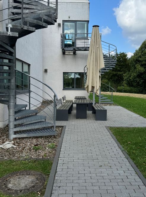 ubhagen's tweet photo. Kennt ihr eigentlich diesen Bereich hinter der UB? Falls ihr zwischendurch mal eine Pause vom vielen Lernen braucht, findet ihr dieses schöne Plätzchen zum Durchatmen. Den Sonnenschirm dürft ihr natürlich auch gerne aufspannen! 🌞 #BibLife https://t.co/IISqIeWsMG