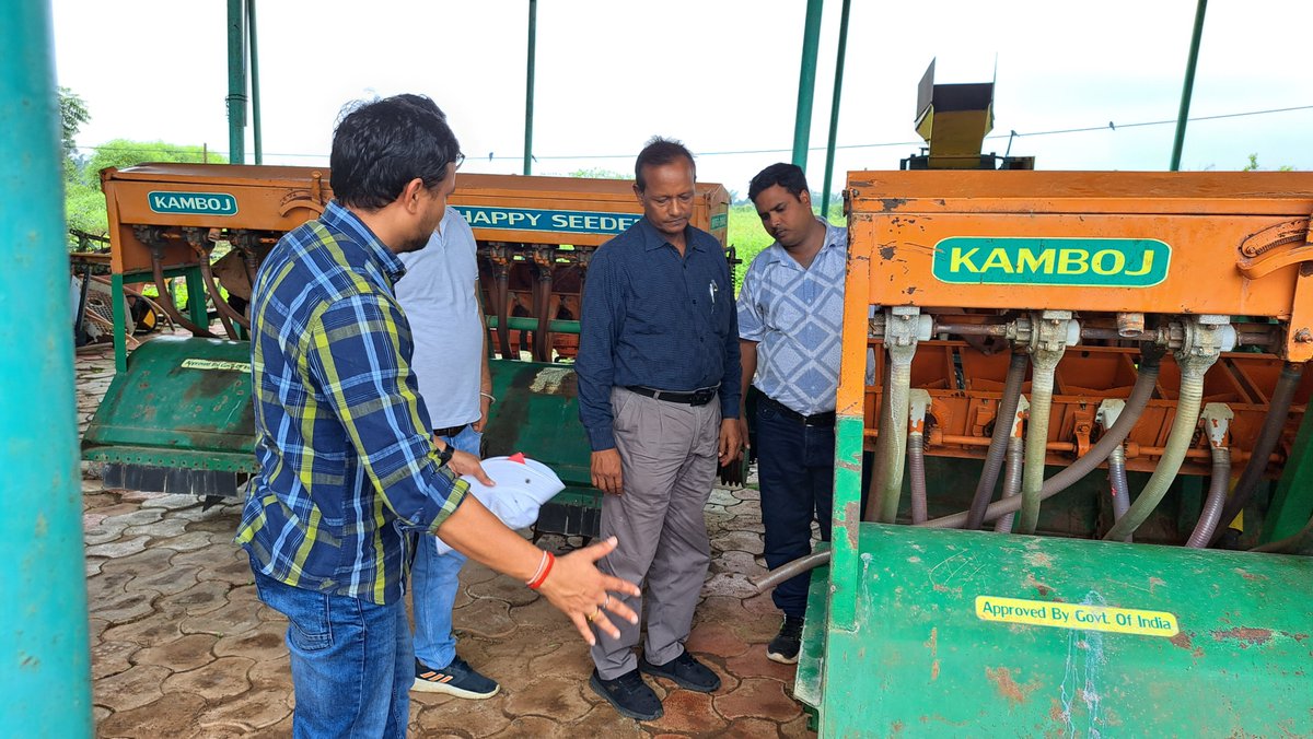 BISA__India's tweet photo. Dr. S C Singhadiya, ADA, MP visited BISA farm in Jabalpur to discuss the possibilities of scaling up #climateresilientagricultural practices in #MadhyaPradesh. He appreciated the CA-based crop establishment, mechanization and training efforts of BISA. #MPCRA #MPfarmers #CRABISA https://t.co/IMHjd42LWO