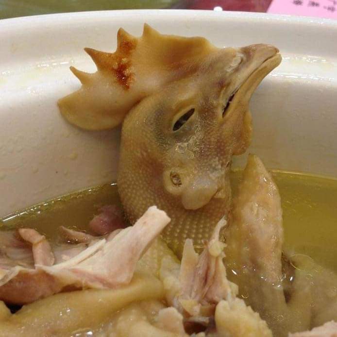 Vistas zupa ar galvu. Vai tas joprojām šķiet kārdinoši? Kāpēc mēs tik ļoti vairāmies redzēt patiesību?

Aiz katra gaļas kumosa bija ieslodzīts indivīds. Būtne, kas gribēja dzīvot. Nevis mirt, lai kļūtu par mirkļa baudu cilvēkiem, kas var lieliski dzīvot bez dzīvnieku ēšanas...