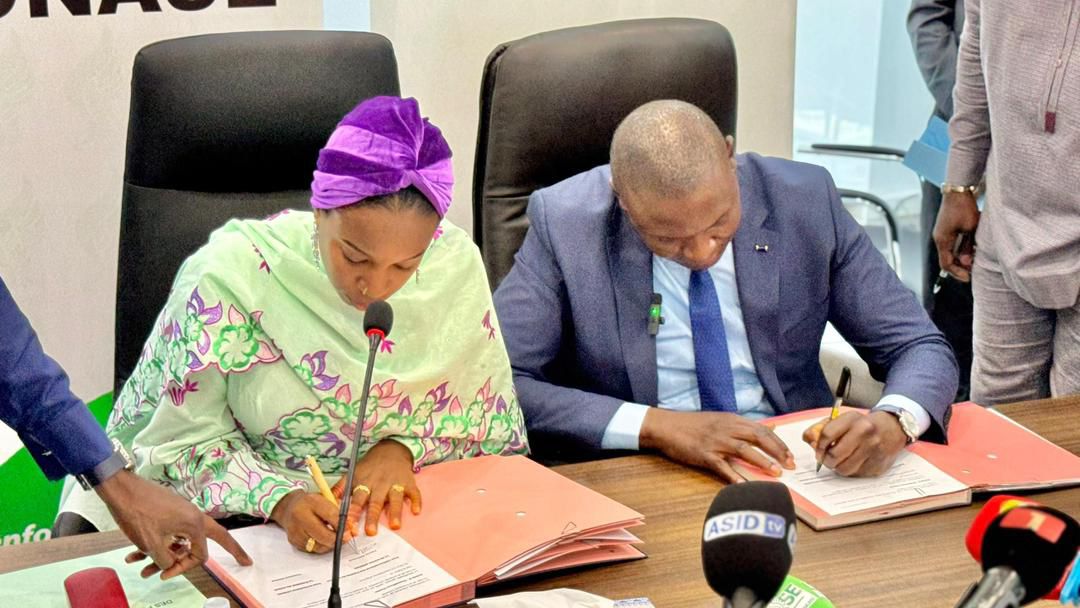 Fatima_Mbengue1's tweet image. L' #ONPN vient d'obtenir 25 millions de francs CFA grâce à la Loterie nationale sénégalaise (LONASE). Les deux structures viennent en effet de sceller un partenariat stratégique visant à améliorer la situation des pupilles de la nation et à faciliter leur insertion…