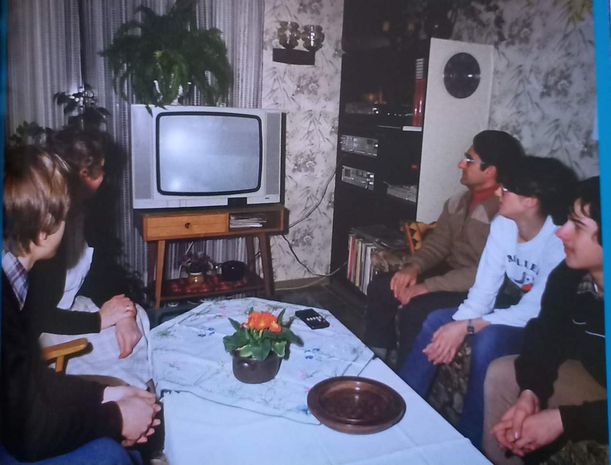 В Москве начали работать подпольные видеосалоны. В них показывают передачи капиталистического видеосервиса YouTube.