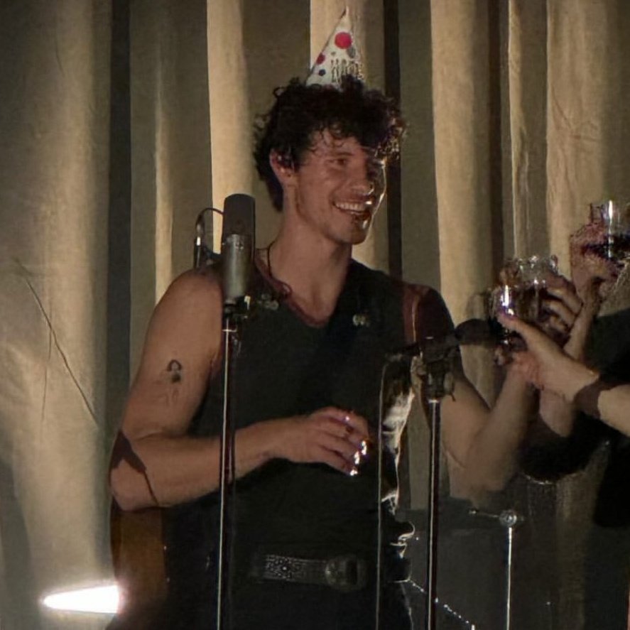 whyyoushawn's tweet photo. Shawn Mendes celebrating his
17th // 26th birthday on stage:,) https://t.co/T6asr4TKNC