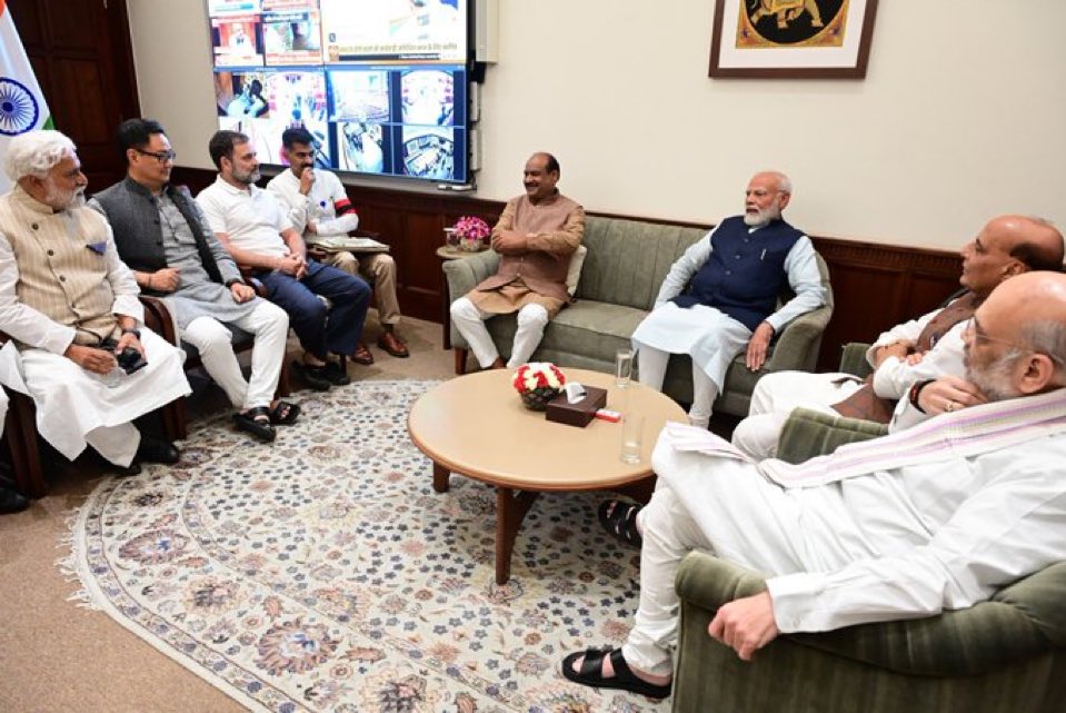 Lap_surgeon's tweet photo. लफड़े के बाद आपस में सुलह करते हुए hostelites ! 😂 https://t.co/IZEnvxHy5u