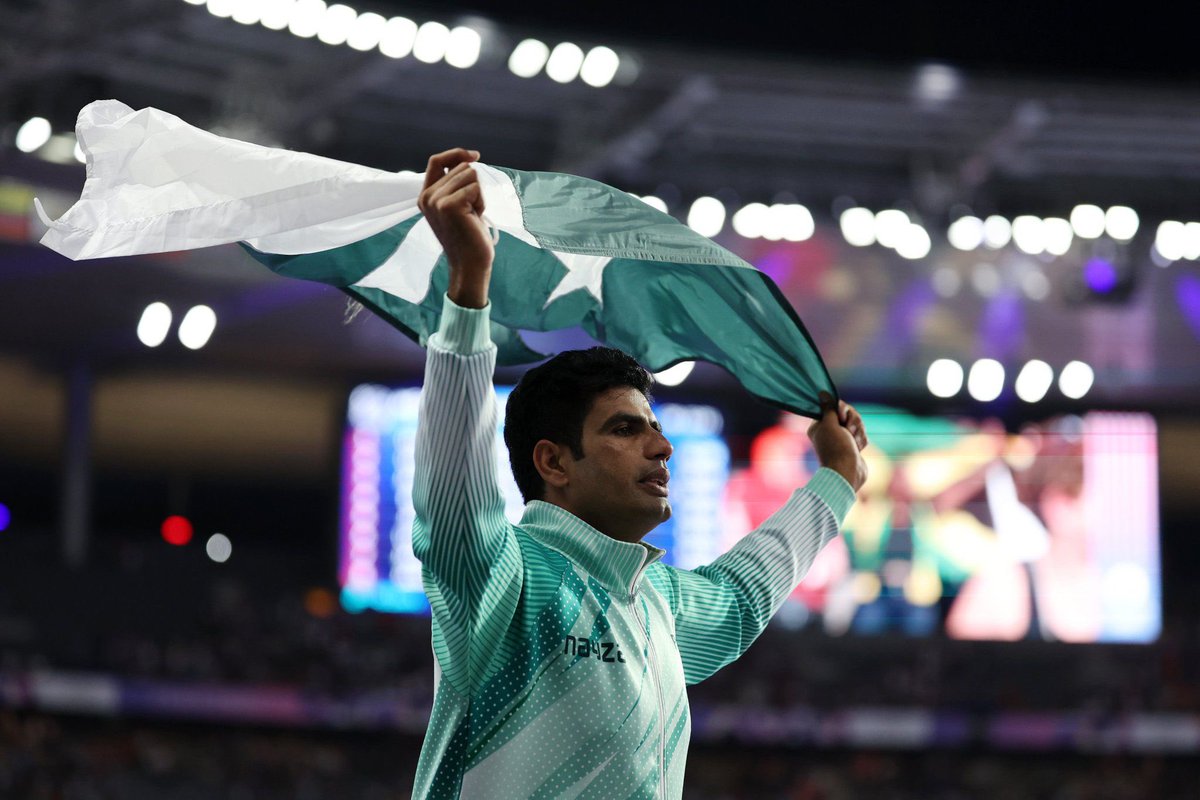 Atif_126's tweet photo. Congratulations to @ArshadOlympian1 for bringing Gold 🥇to home 🇵🇰 after 40 years, that too breaking the Olympic record of 118 years. 
You made the nation pride and gave the best gift of Independence day 🇵🇰
#Paris2024 #ParisOlympics #Javelin https://t.co/hrXiKGSUp9