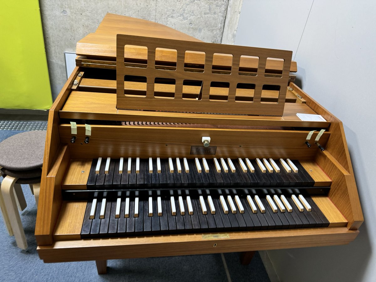 kenjishimizu_'s tweet photo. 数日前から帰省しております。

そして 昔ながらのチェンバロ（もしくは ハープシコード）を弾ける練習スタジオを見つけました！

パイプオルガンと同じ バロック音楽の時代の鍵盤楽器ですね 🎹
いろいろ 検証してみました。

チェンバロなら 昭和のアニソンから
これやろ〜🎶
#キャンディキャンディ https://t.co/H51sRTt67F
