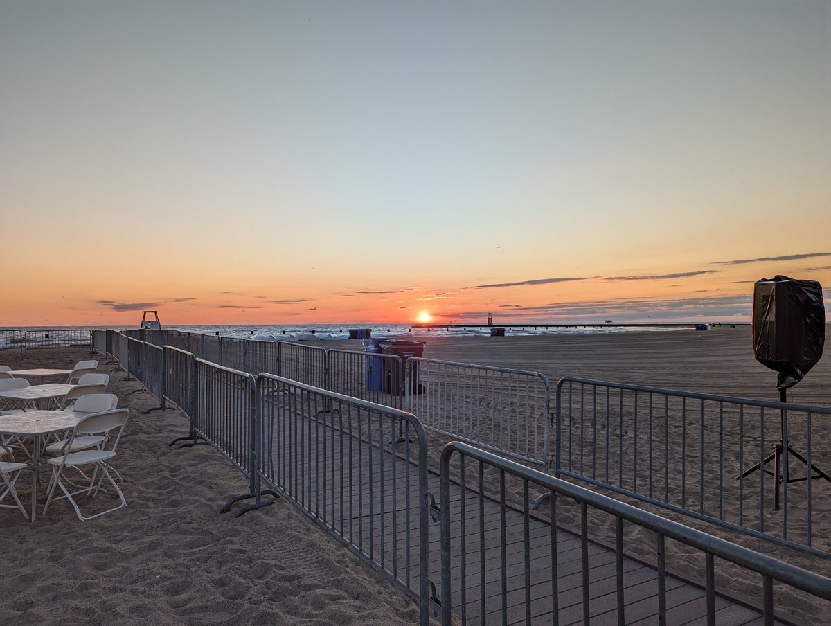 It's a chilly but beautiful morning at North Ave Beach for #Chicago Air &amp; Water Show practice. <a href="/WBBMNewsradio/">WBBM Newsradio</a>
