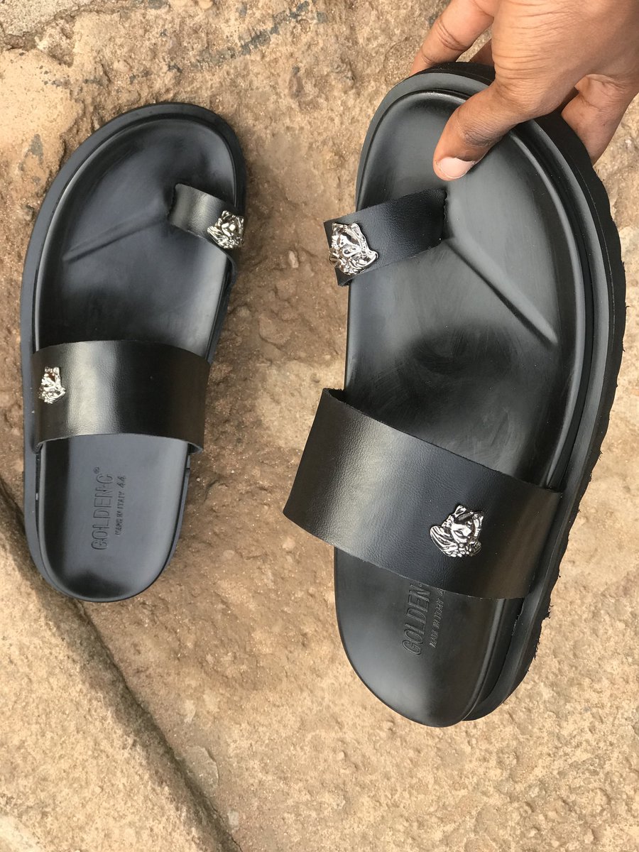 Sh0eniverse's tweet image. Custom handmade slides perfect for your casual wear #customizedwears #handmadecraft #casualwears #shoemakers