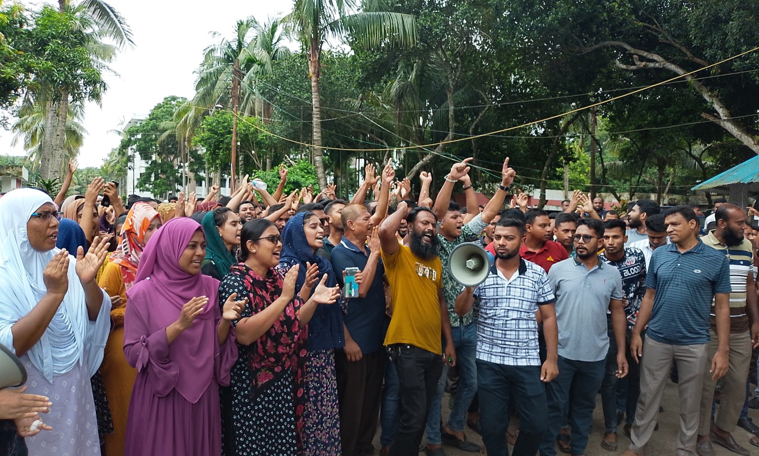 নড়াইলে পুলিশ সদস্যরা নিরাপত্তাসহ কয়েকটি দাবিতে কর্মবিরতি ও বিক্ষোভ মিছিল